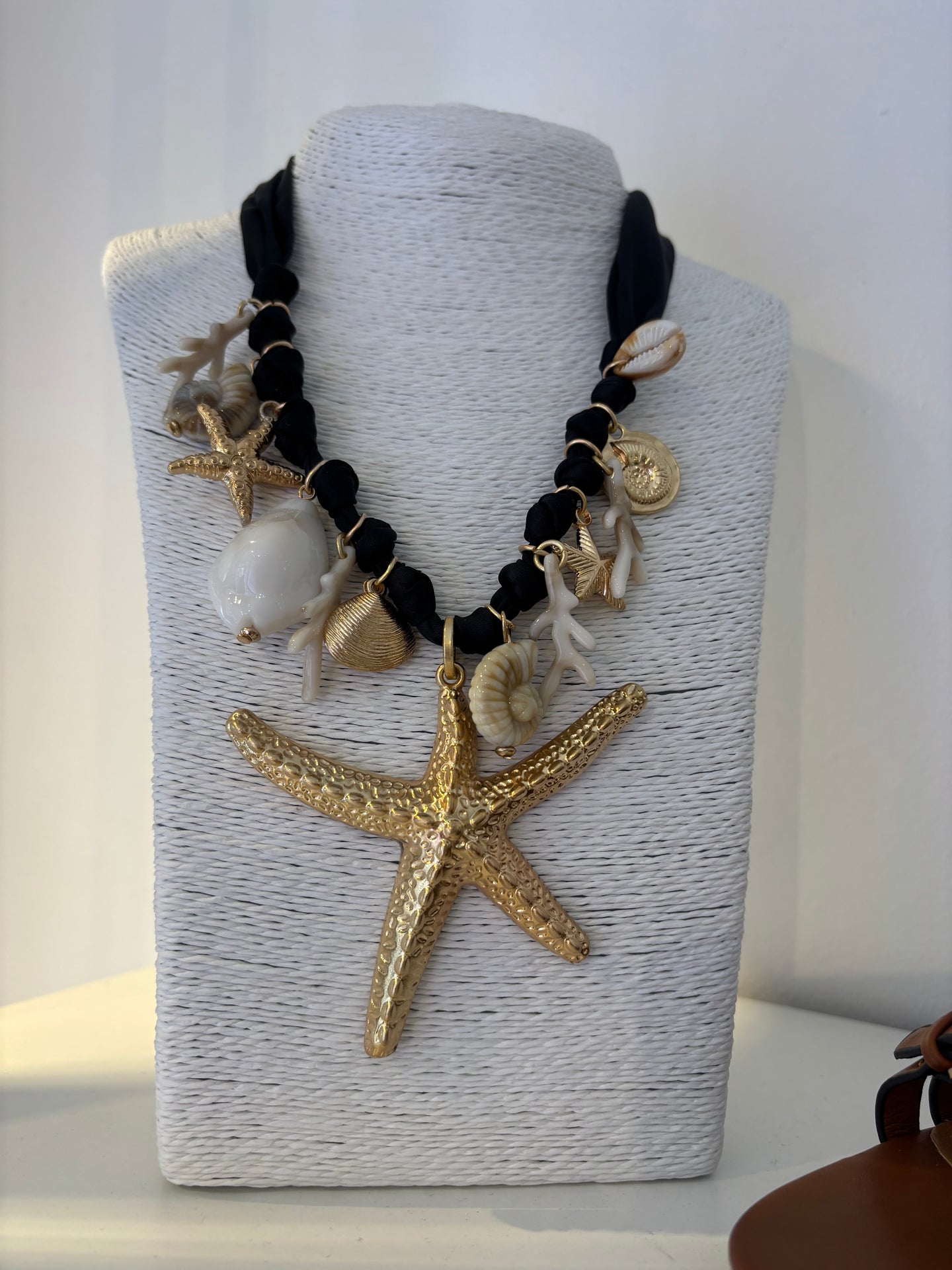 Seashell necklace - Black
