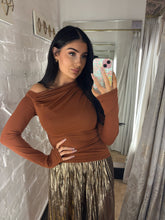 Load image into Gallery viewer, Ruched neck top
