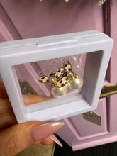 Load image into Gallery viewer, Bee earrings
