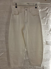 Load image into Gallery viewer, Balloon fit cream jeans
